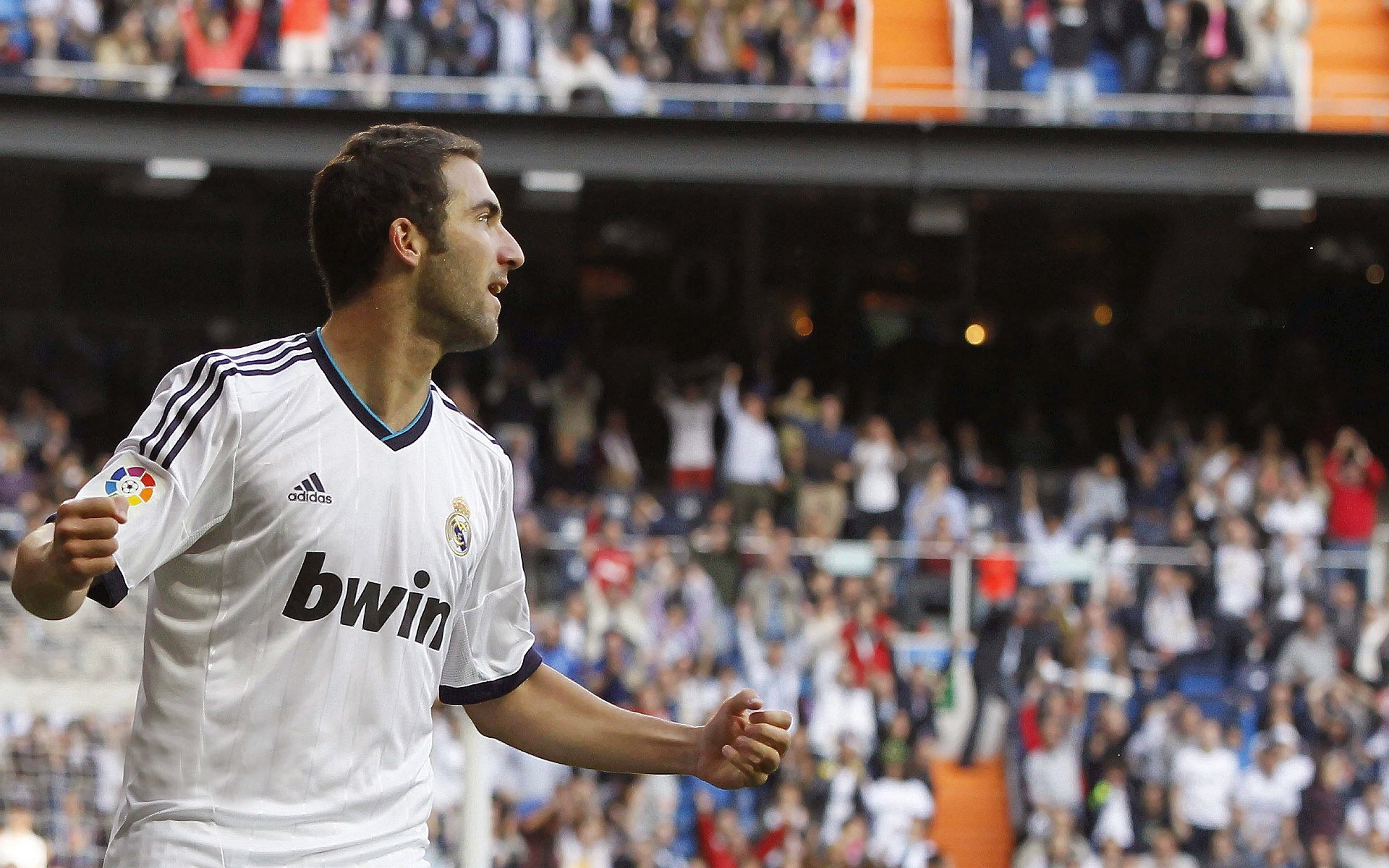 字母哥重返赛场，热火首战掀起观众狂欢